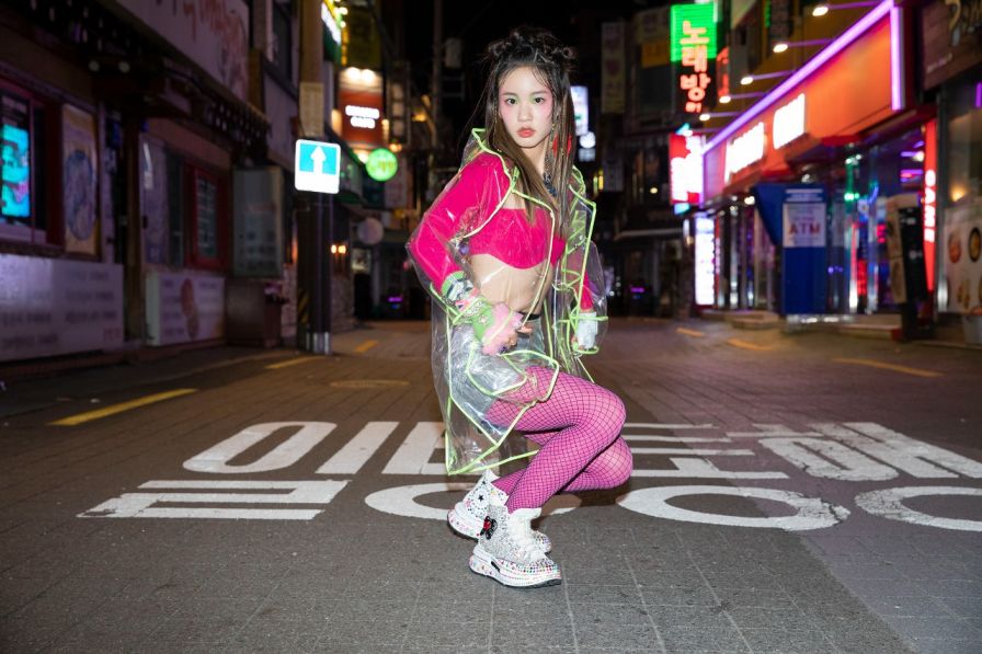 Lil Cherry salah satu seniman kolaborator asal Seoul dikenal karena mendorong batasan antara hiphop dan Kpop