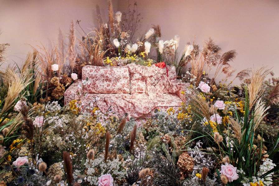 Ruangan yang merepresentasikan kampanye parfum gucci bloom