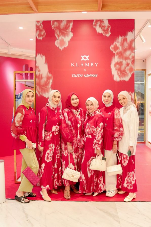 Berbagai fashion item tersedia yang bisa kamu kreasikan untuk styling