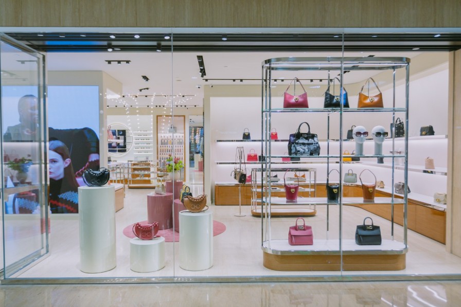 Trifolio bag yang ada di rak terdepan butik terbaru Ferragamo