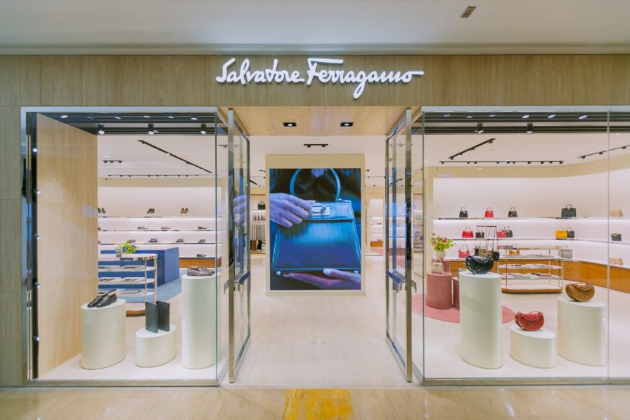 Top Handle Bag dapat kamu temui langsung di Plaza Indonesia