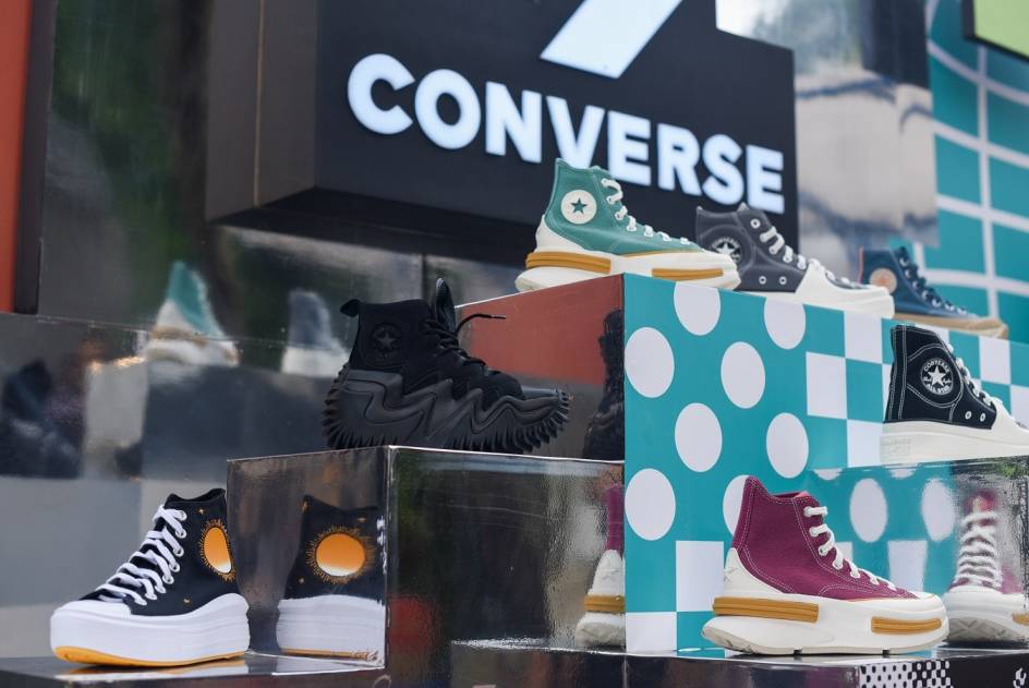 Salah satu sepatu ikonik pada koleksi ini, Run Star Motion CX Overlay dengan warnanya yag monokrom dan desainnya yang edgy