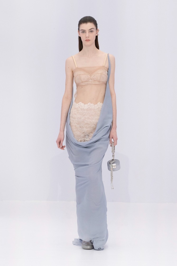 Fendi Couture Spring Summer 2023 yang terlihat sangat ringan tapi penuh akan detail