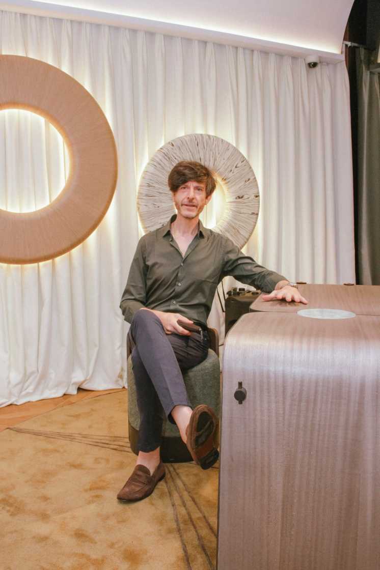 Blackwood berkolaborasi bersama desainer asal Italia, Sebastiano Zilio, Blackwood mempersembahkan Aura Collection untuk furnitur