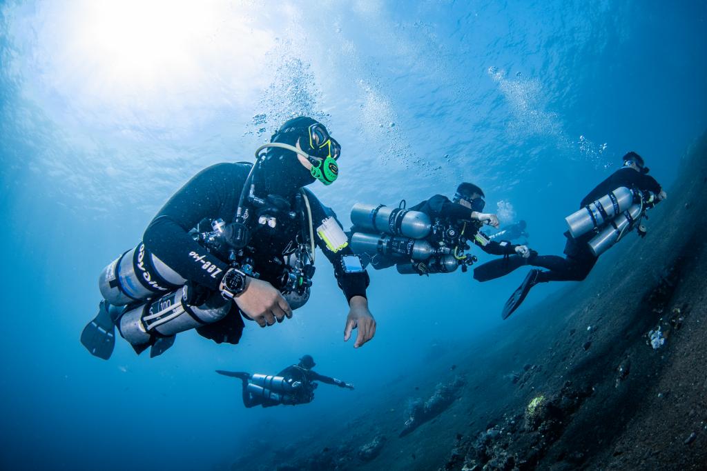 diving, scuba, cave diving, razor, menyelam, gua, stalaktit, Indonesia, alam, laut, terumbu karang, harness, reef