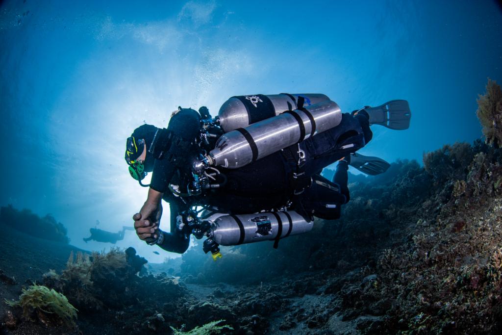 diving, scuba, cave diving, razor, menyelam, gua, stalaktit, Indonesia, alam, laut, terumbu karang, harness, reef