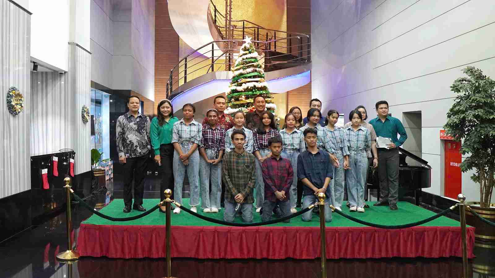 (Kehadiran paduan suara anak – anak dari Yayasan Sinar Pelangi. Foto: Dok. Manhattan Hotel Jakarta)