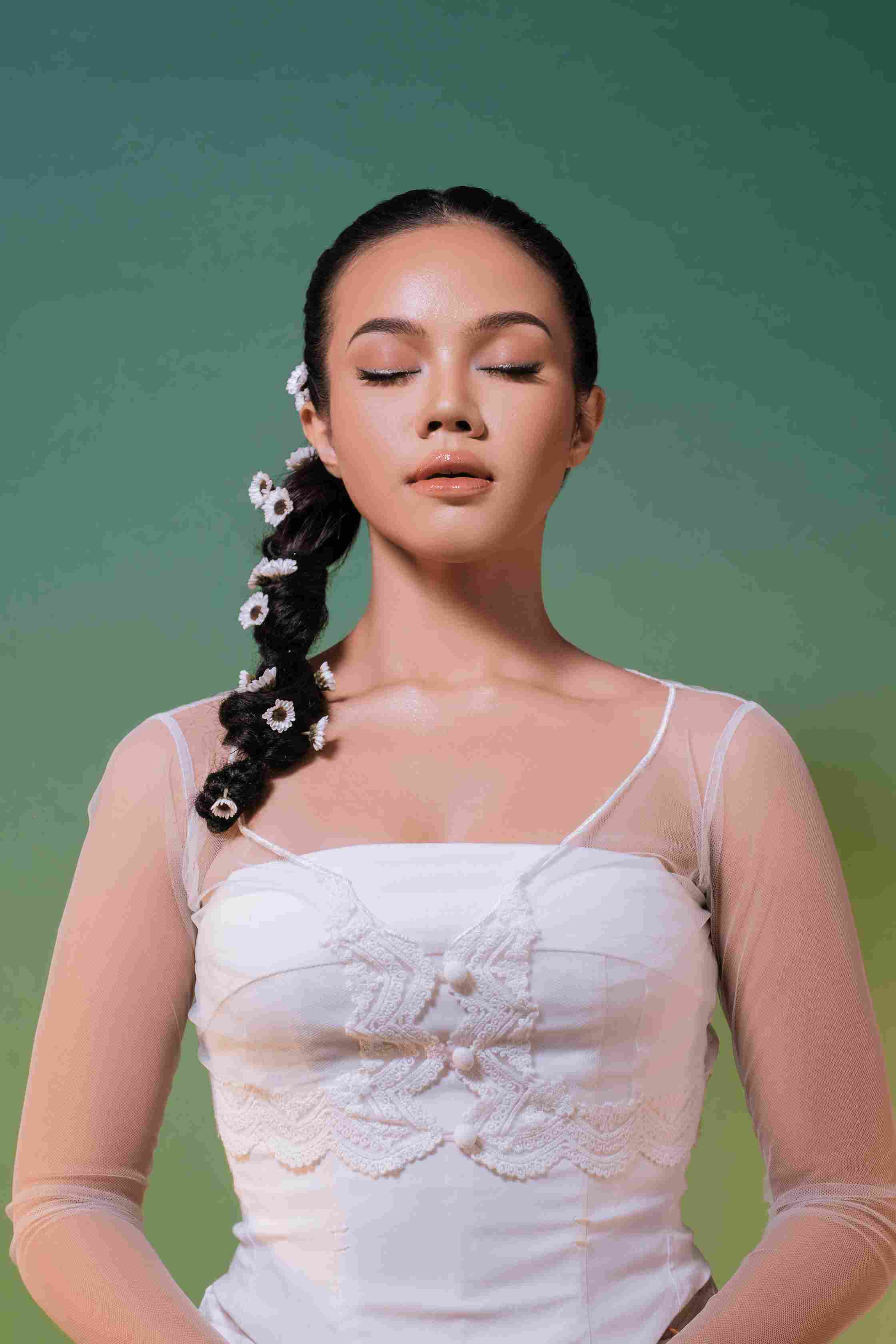 Yura Yunita. Pertunjukan tutur batin. Konser yura yunita. Tutur batin. Yura Yunita Live Concert 2023.