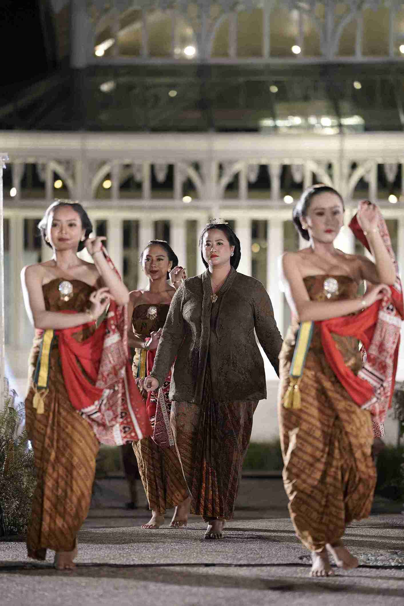 (Pagelaran busana dari sejumlah anggota keluarga Mangkunegaran. Foto: Dok. Ang?ukayana)