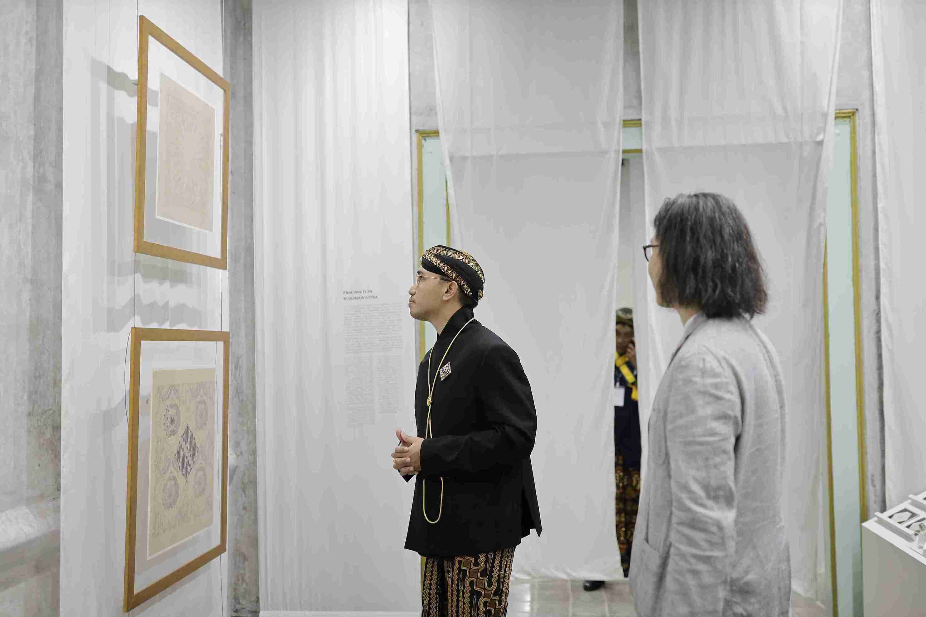 (Raja Kanjeng Gusti Pangeran Adipati Arya (KGPAA) Mangkunegara X mengunjungi pameran. Foto: Dok. Ang?ukayana)