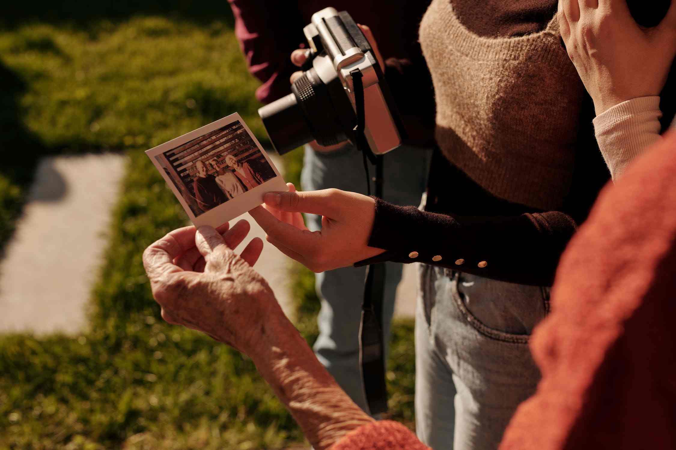 Alasan Kamera Polaroid Selalu Dibawa Saat Liburan