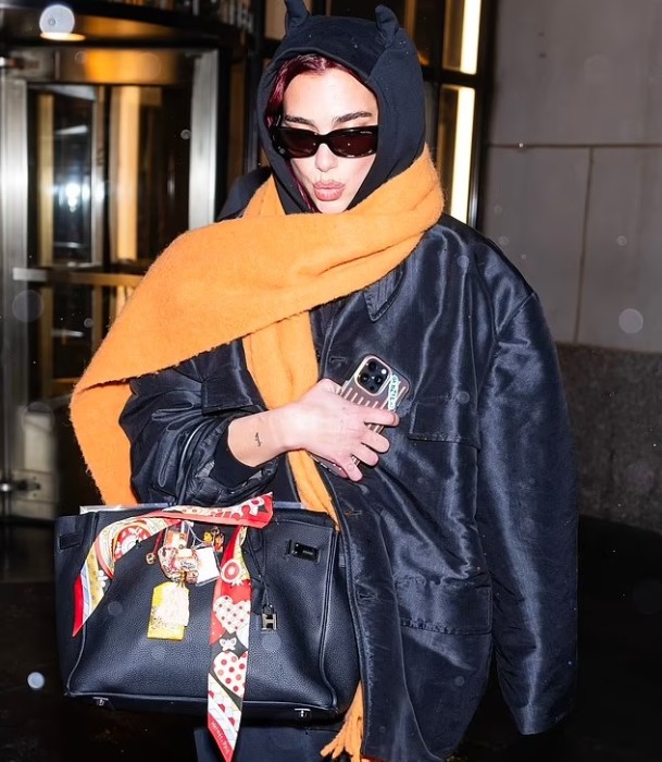 Mengenal Bag Charms Trend di 2024