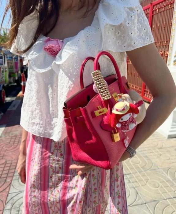Mengenal Bag Charms Trend di 2024