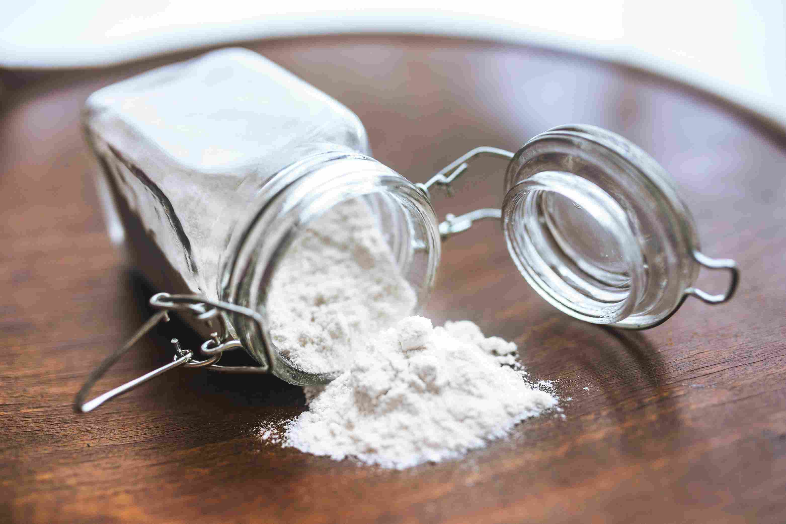 Baking soda. Soda kue. Baking soda hilangkan noda minyak.