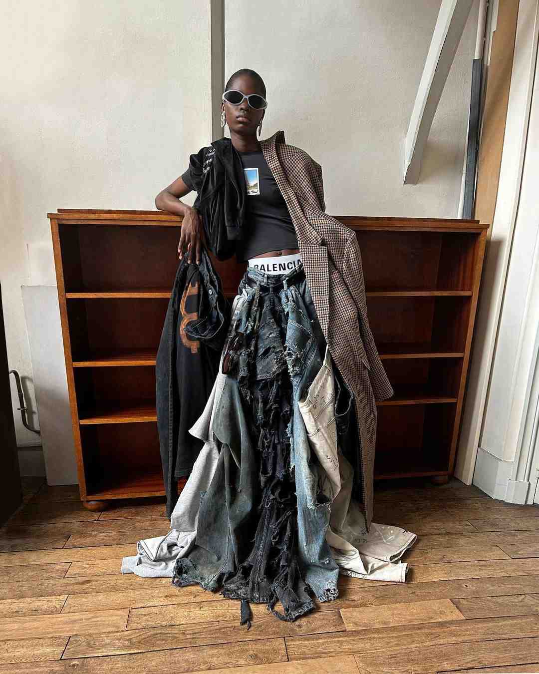 Balenciaga. Brand fashion termahal 2023. Brand fashion termahal.