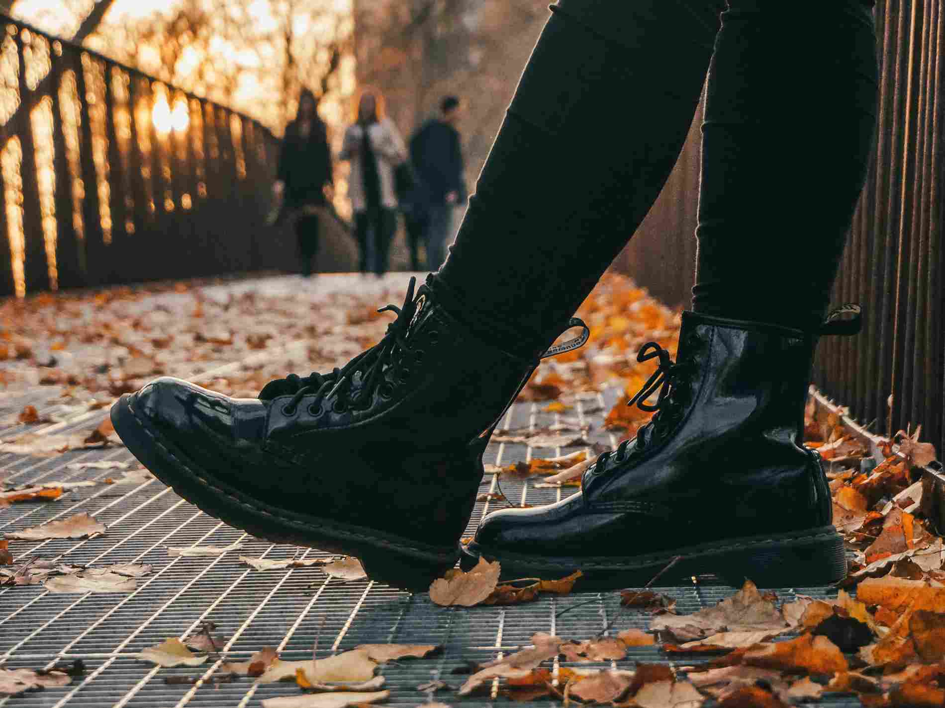 Boots. Sepatu boots. Tampil gagah dan garang.
