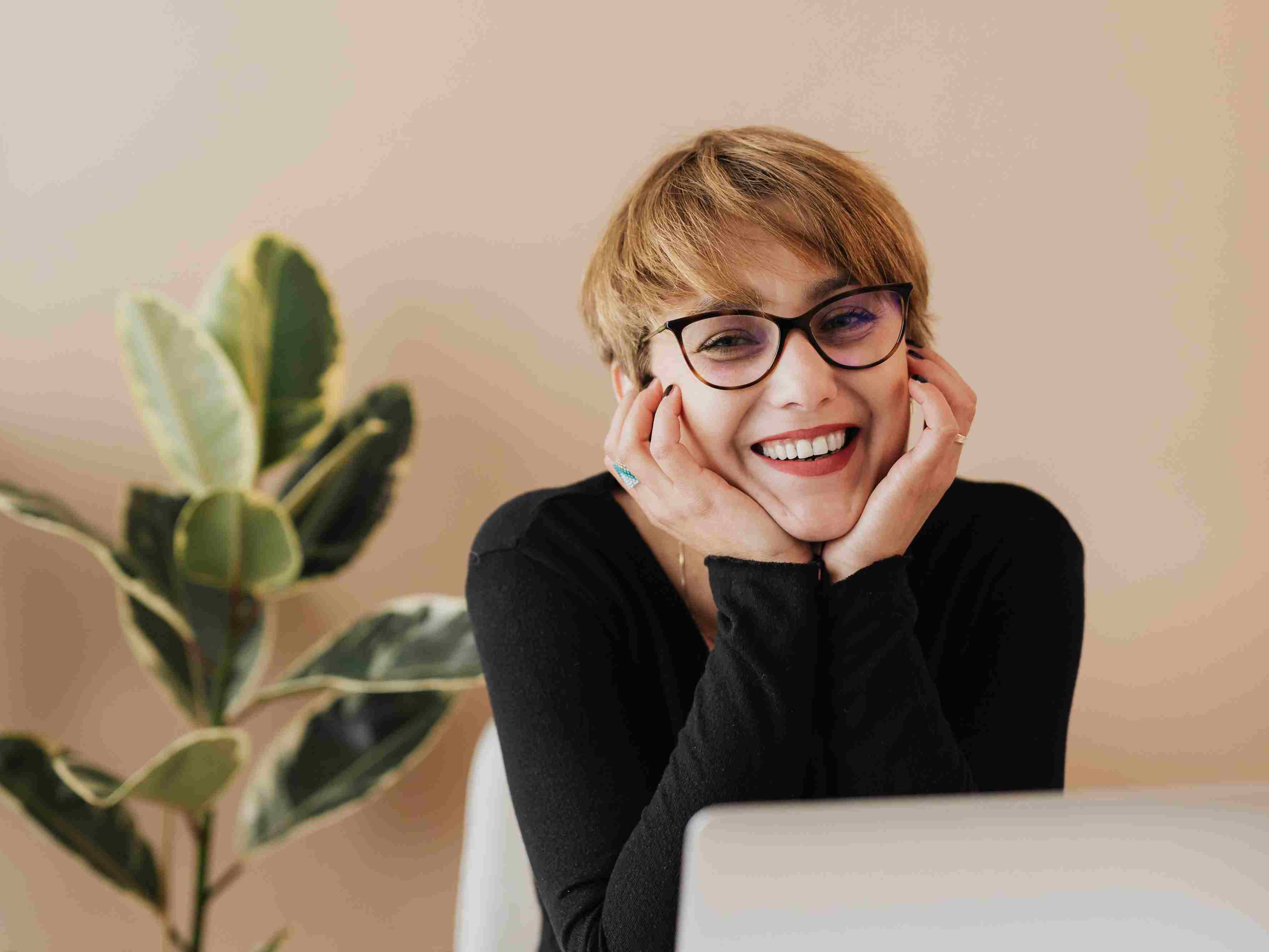 Cat-eye frame mempertegas kontur wajah. Cat-eye cocok untuk wajah bulat.