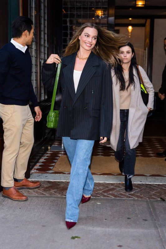 gaya fashion terbaik margot robbie