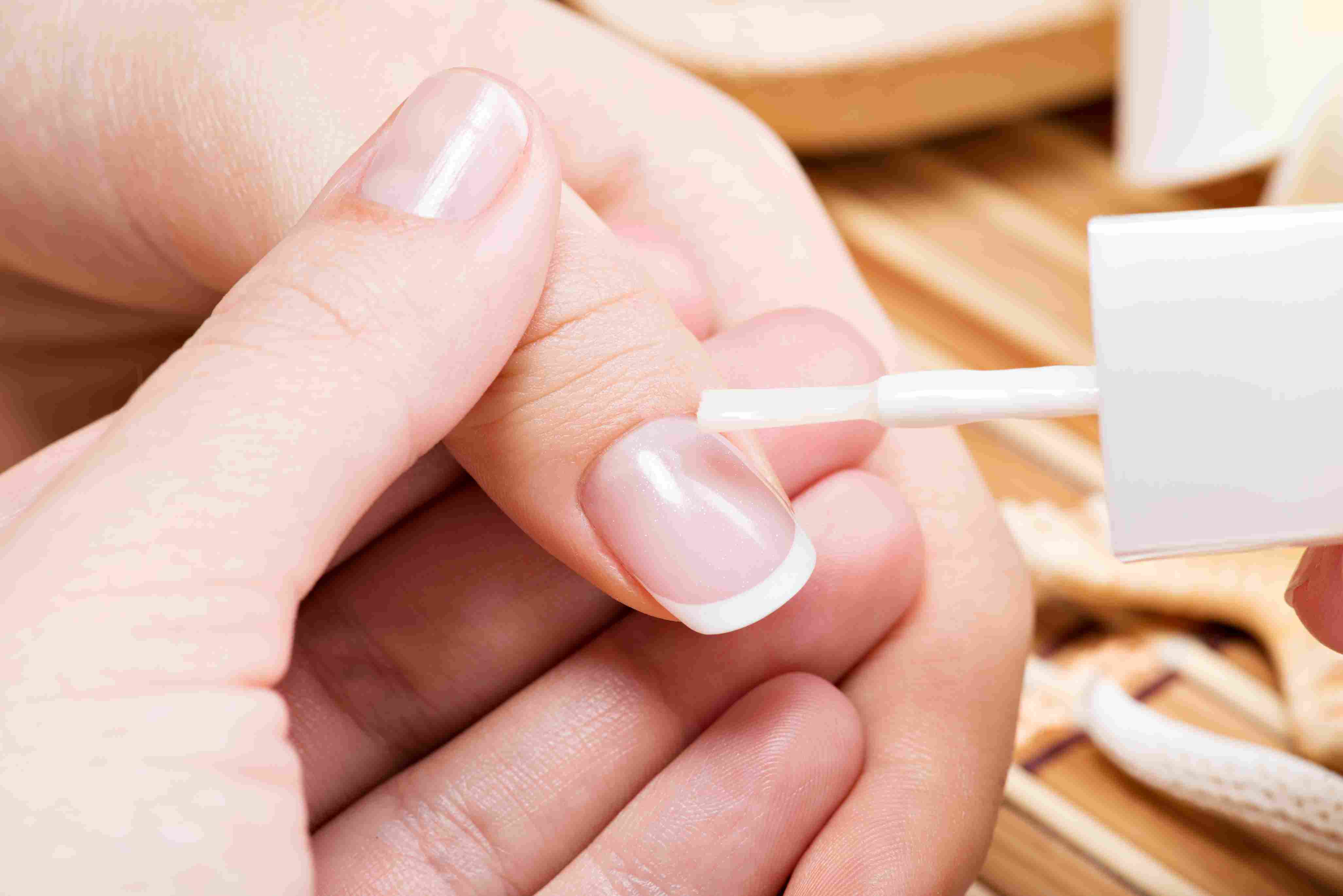 Top coat menjaga nail gel tidak cepat terkelupas. Top coat buat kuku mengkilap.