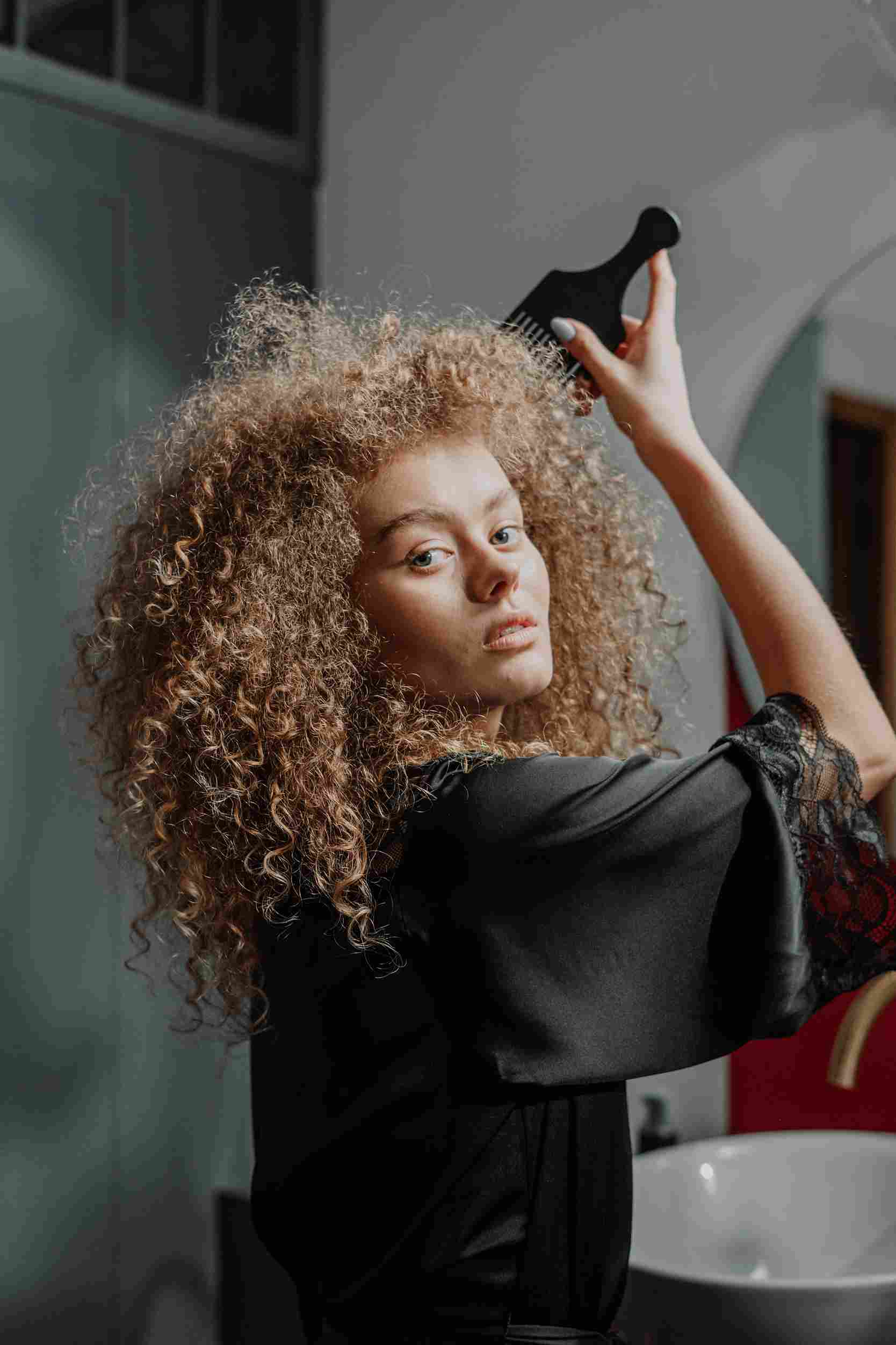Sisir bergerigi. Sisir untuk rambut keriting. Cara merawat rambur keriting. Haircare.