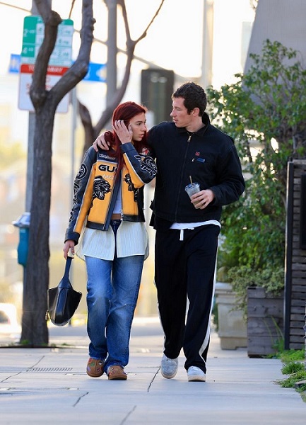 Gaya Kencan Dua Lipa dan Callum Turner