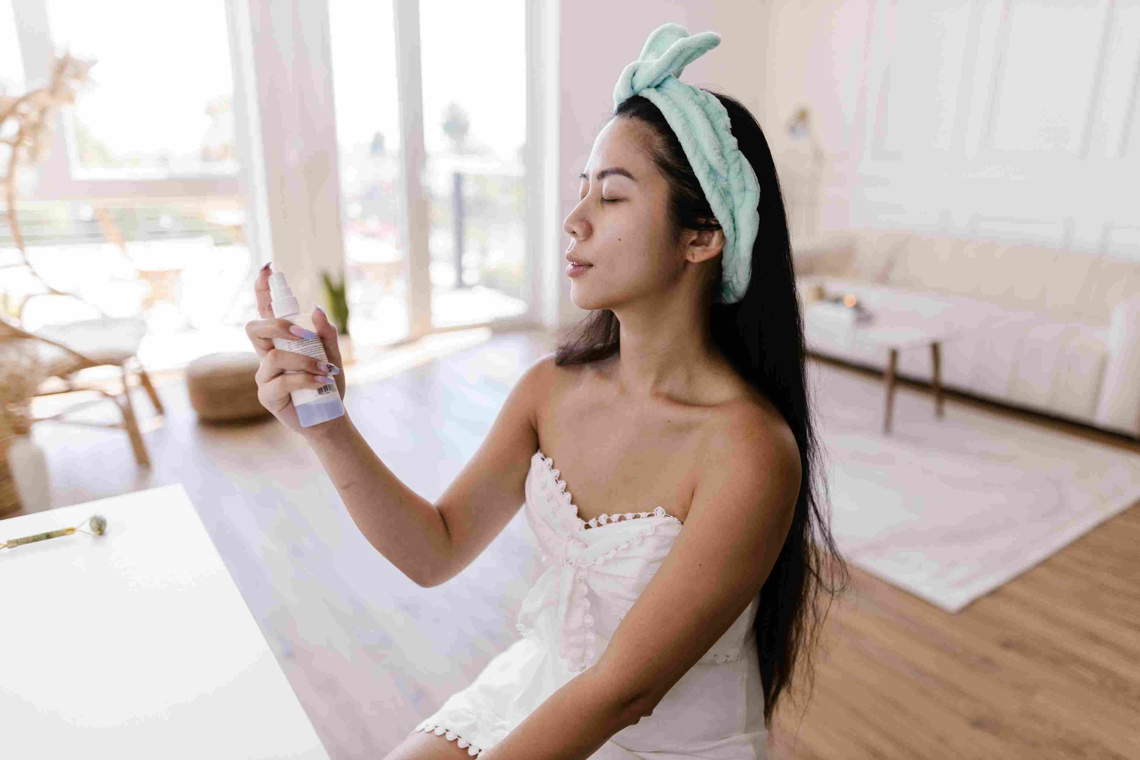Face mist. Solusi kulit kering. Cara menjaga kulit terhidrasi.