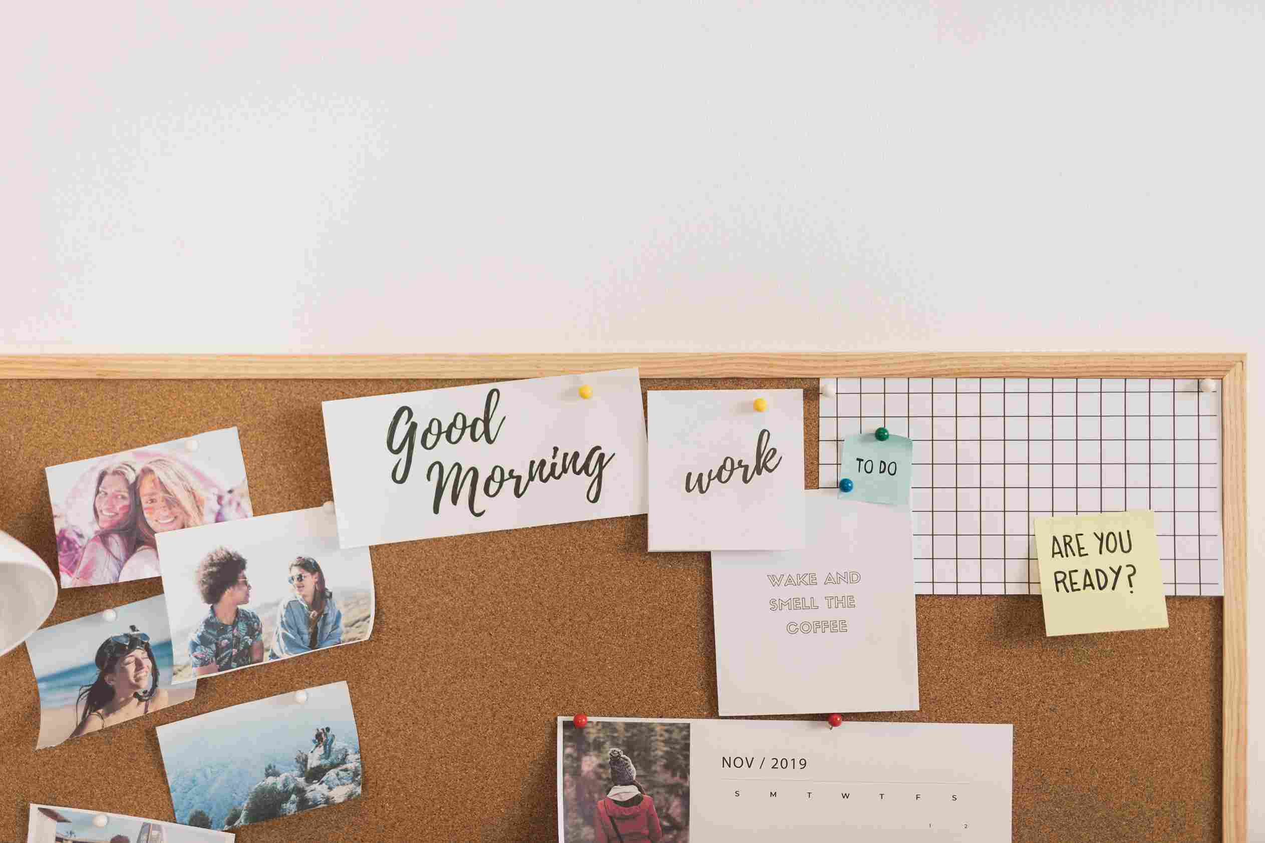 Papan gabus. Polaroid. Dekorasi kamar. Estetik.