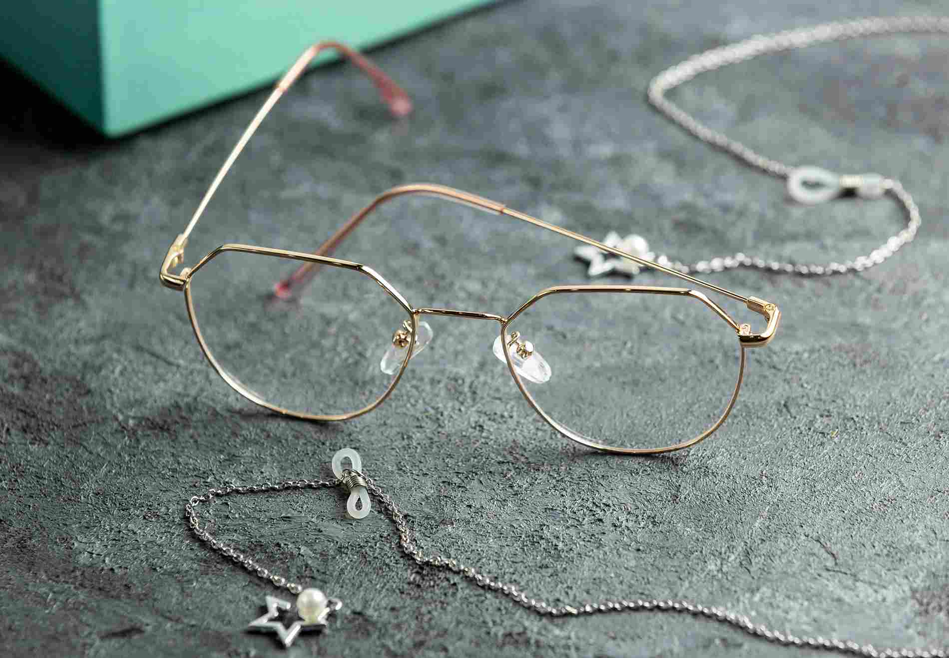 Frame segienam menyeimbangkan bentuk wajah bulat. Geometric frame cocok untuk wajah bulat.