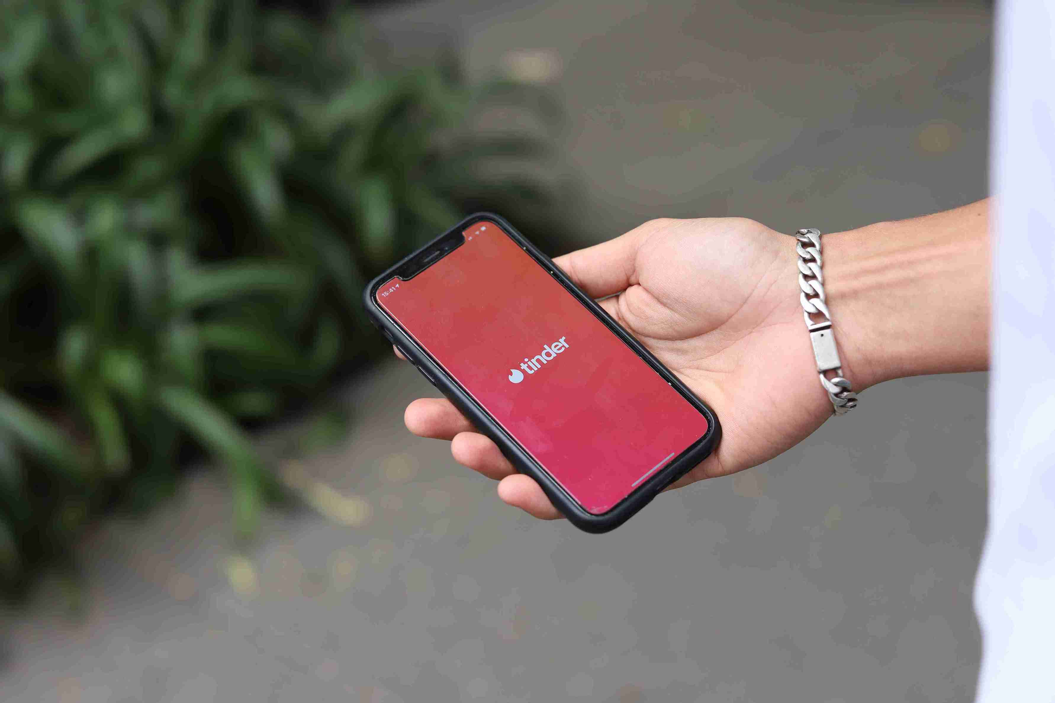 (Tinder menjadi sarana untuk berkencan dan mewujudkan impian. Foto: Dok. Good Faces Agency/Unsplash)