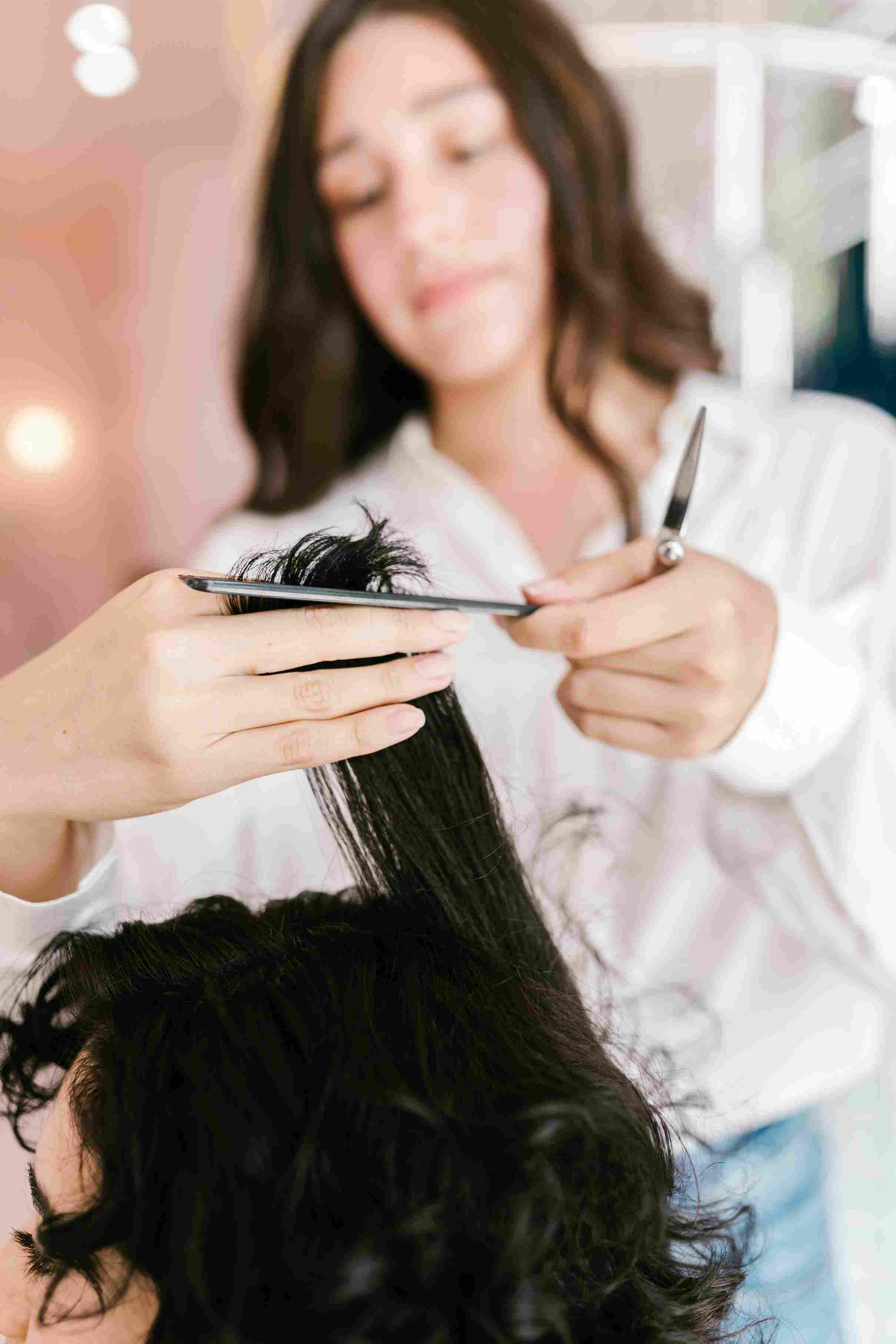 Buang ujung rambut. Potong rambut. Cara merawat rambut keriting. Haircare.