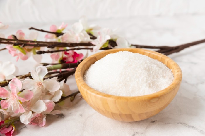 Garam dapat membersihkan ketombe karena bentuknya seperti scrub