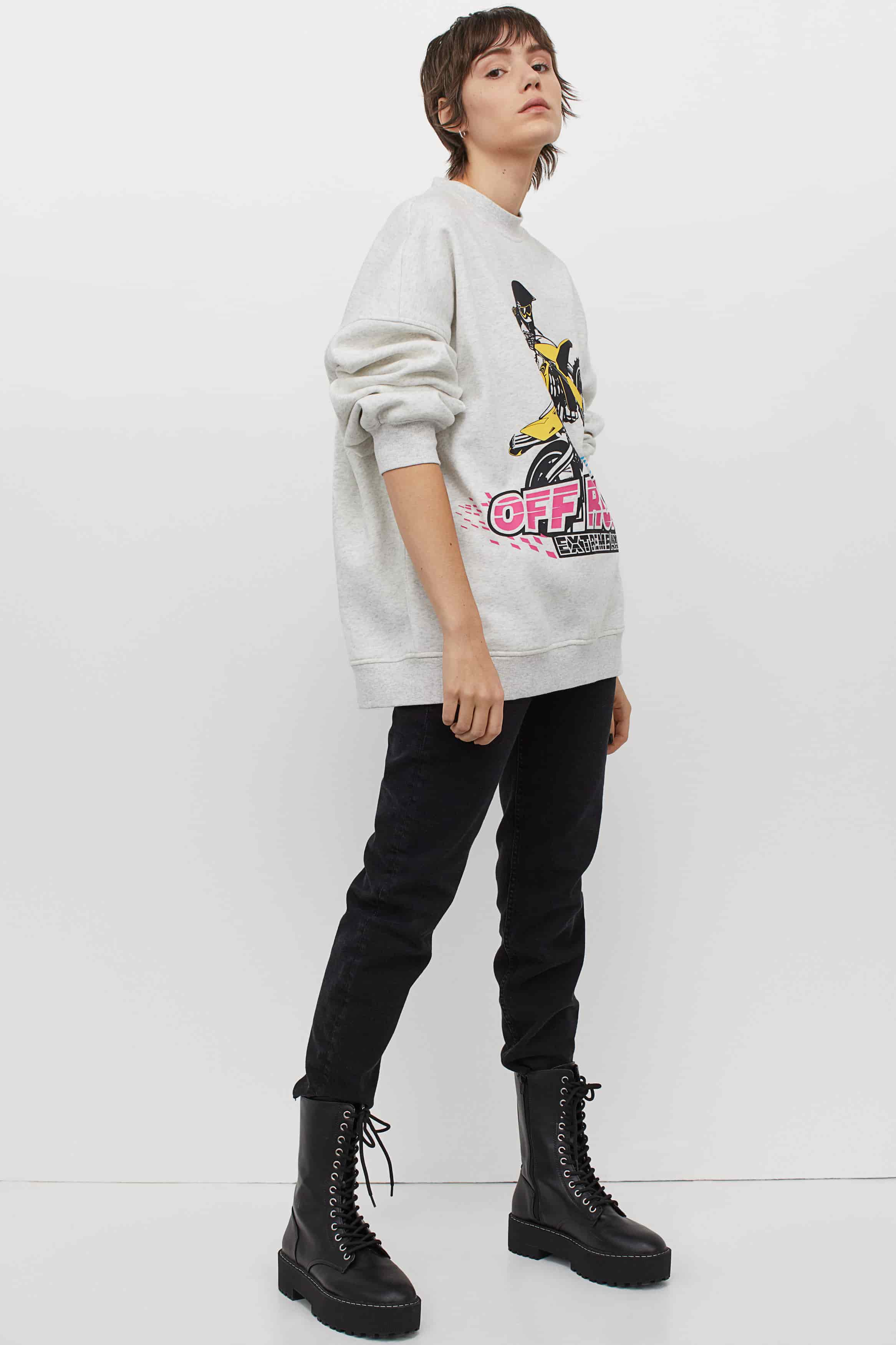  5 Celana ini Cocok Dengan Oversize Sweater, Sudah Tahu? 