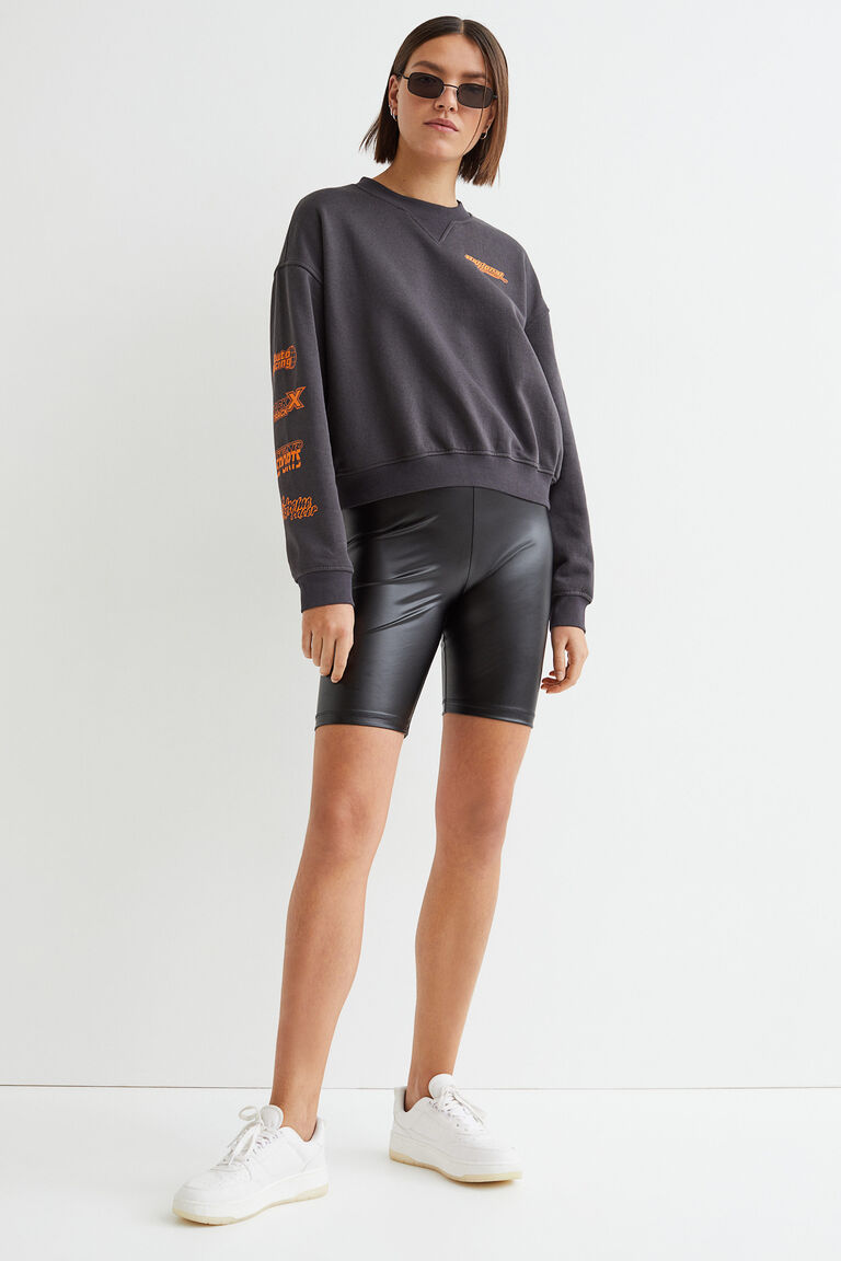  5 Celana ini Cocok Dengan Oversize Sweater, Sudah Tahu? 