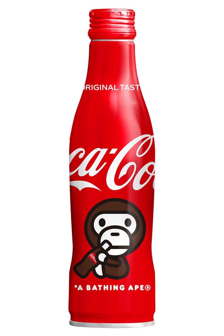 Bukan hanya dalam bentuk fashion item, kolaborasi ini juga muncul dalam kemasan Coca-Cola 