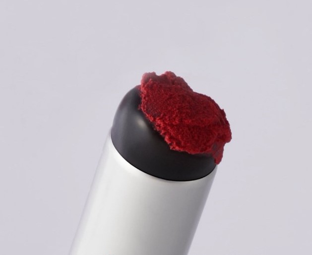 Silicone lip brush untuk ciptakan blurry lips