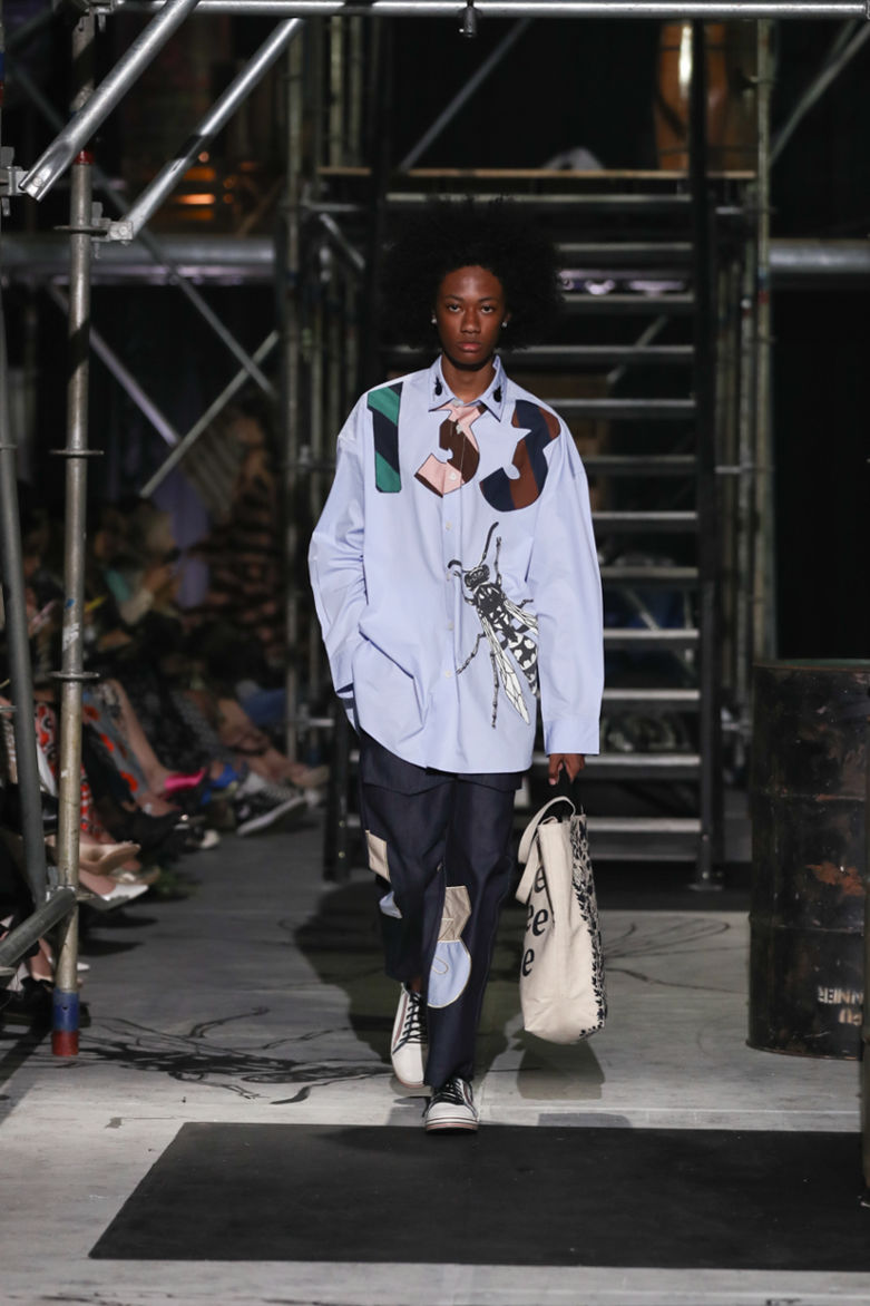 Baju kemeja yang tertera dengan nomor Studio Biyan dan motif serangga