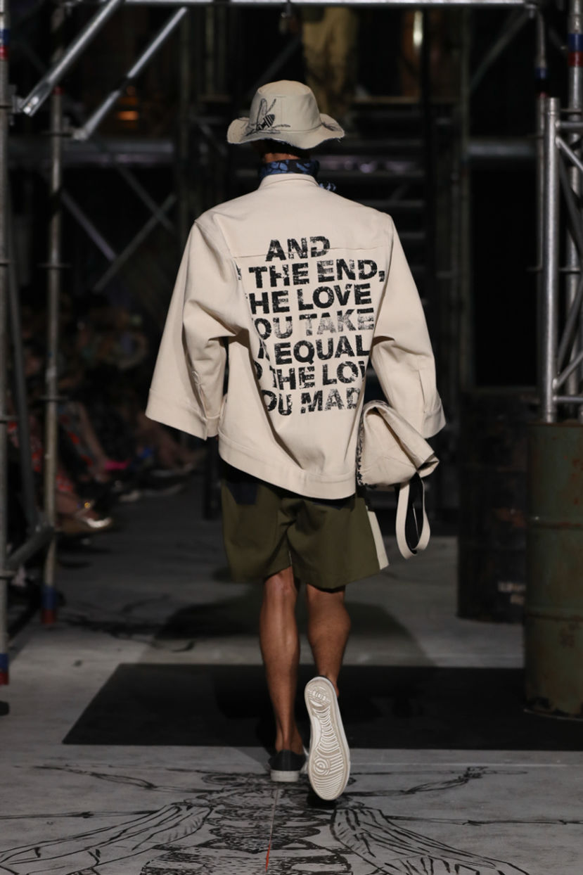 Jaket dengan warna neutral dengan tulisan
