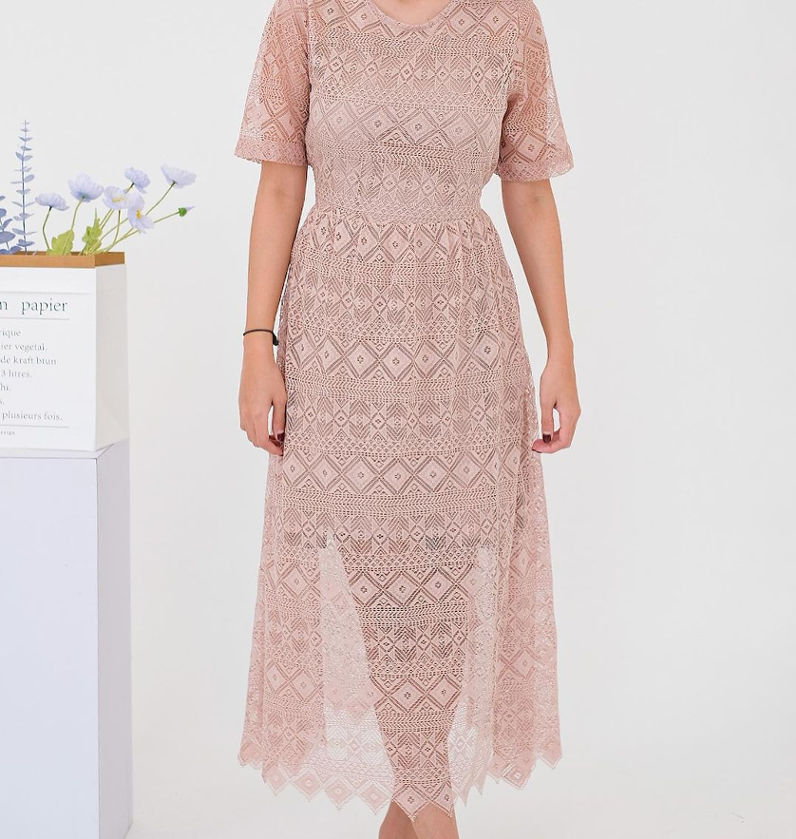 Tampak langsing model dress brokat
