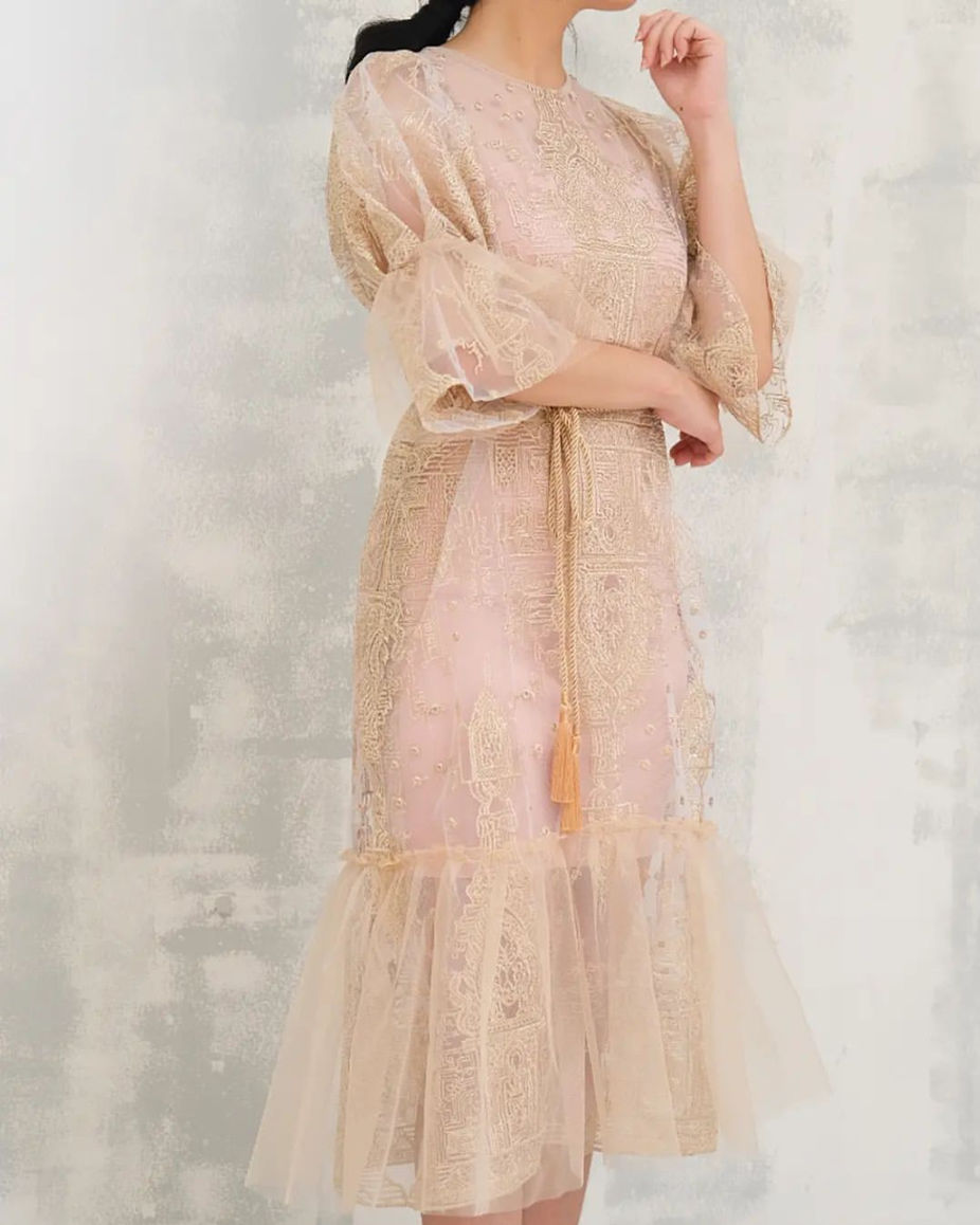 Tampak langsing model dress brokat