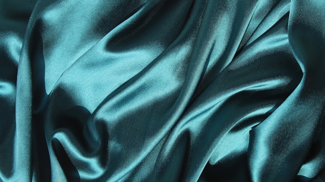 bahan silk premium, karakteristik, gaun mewah
