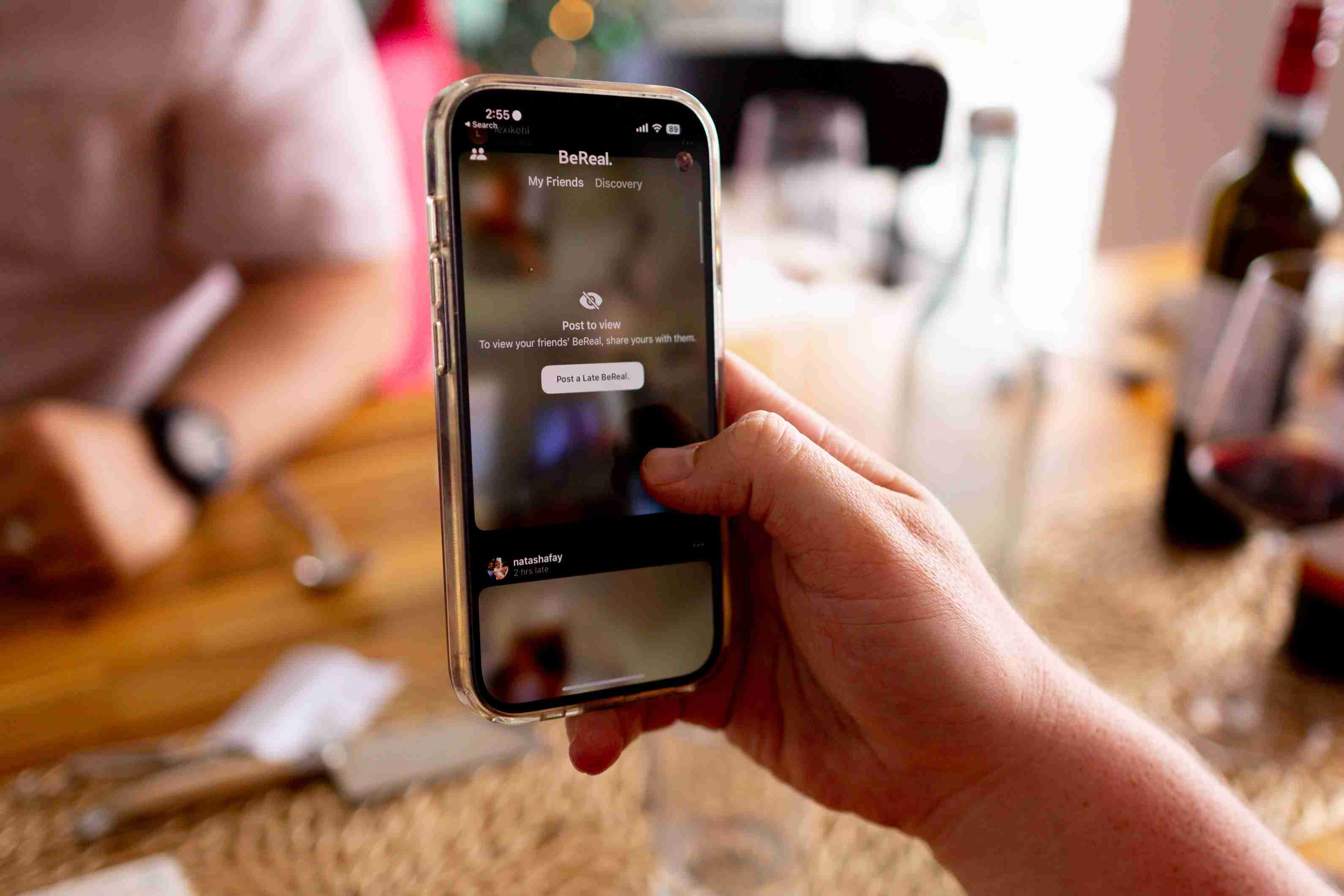 (Membagikan segala hal di media sosial tidak selamanya baik. Foto: Dok. Josh Withers/Unsplash)