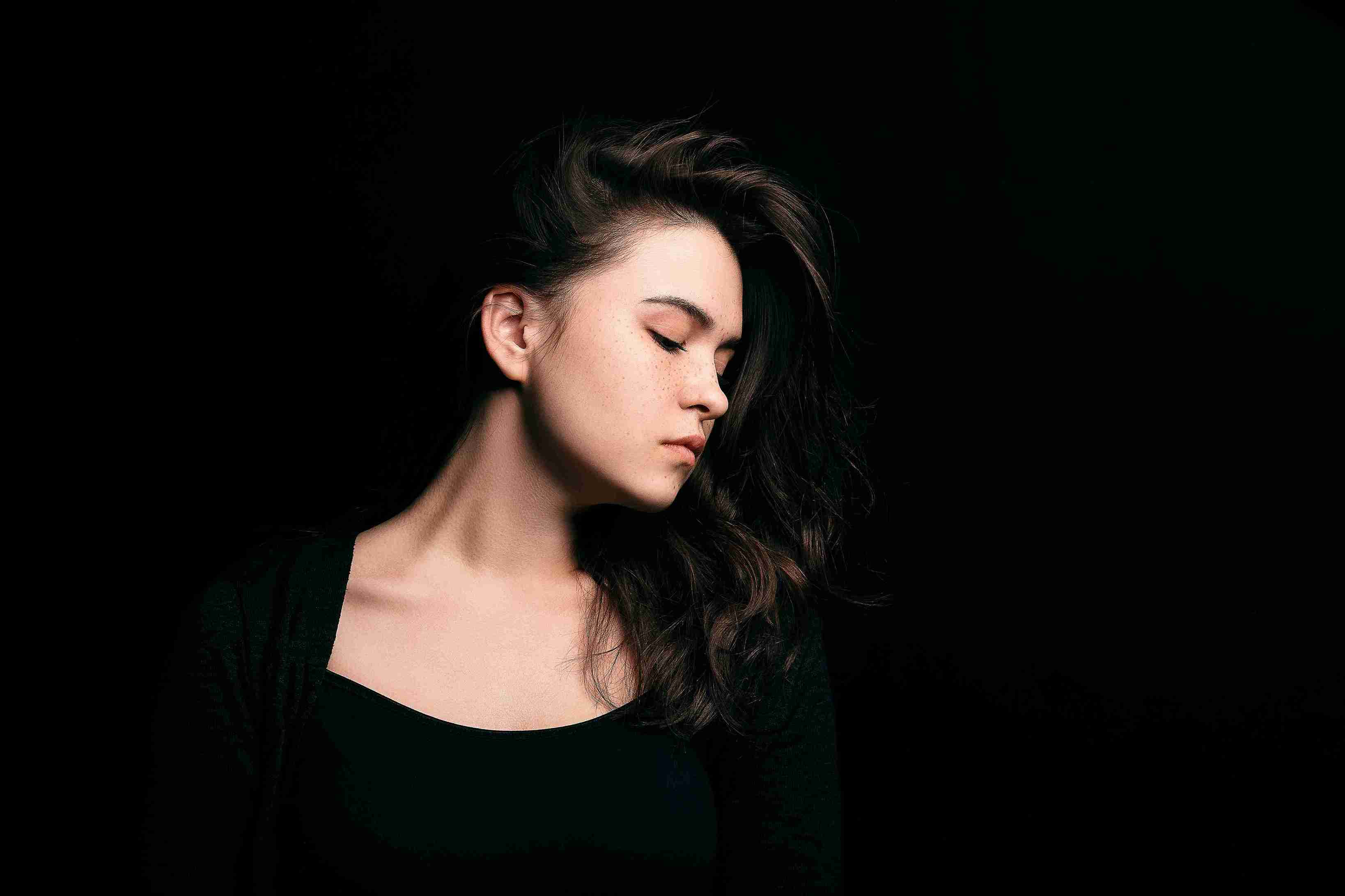 (Toning membuat warna rambut terlihat berkilau. Foto: Dok. Kirill Balobanov/Unsplash)