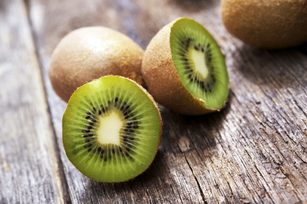 Cara memutihkan wajah dengan kiwi