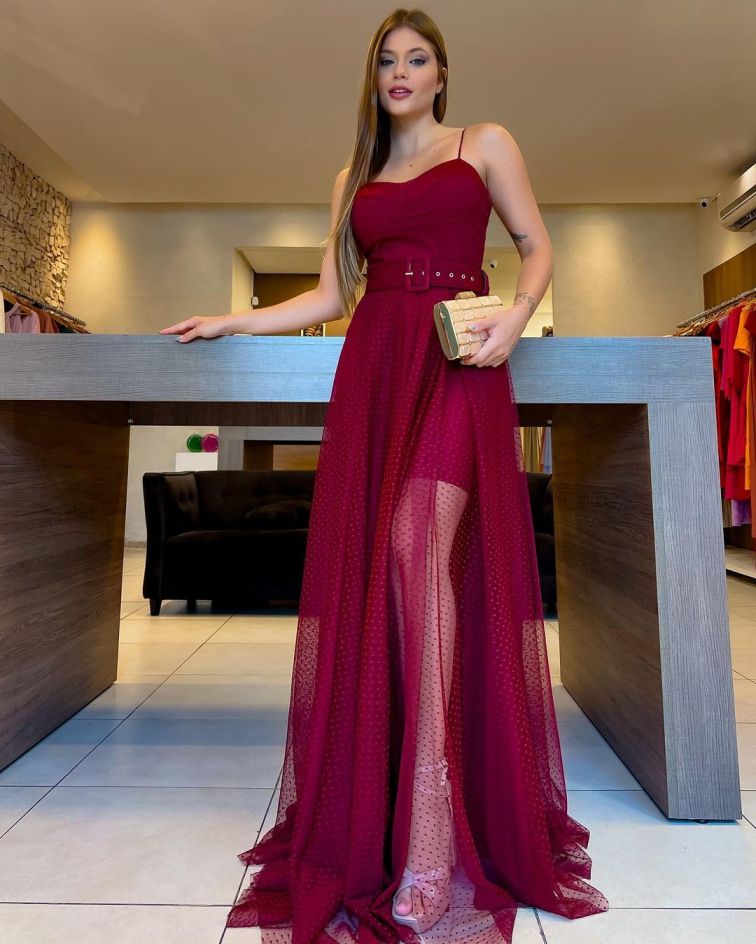 burgundy dress, kombinasi warna burgundy dress