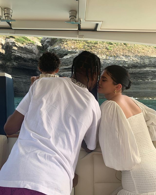 kylie jenner melahirkan