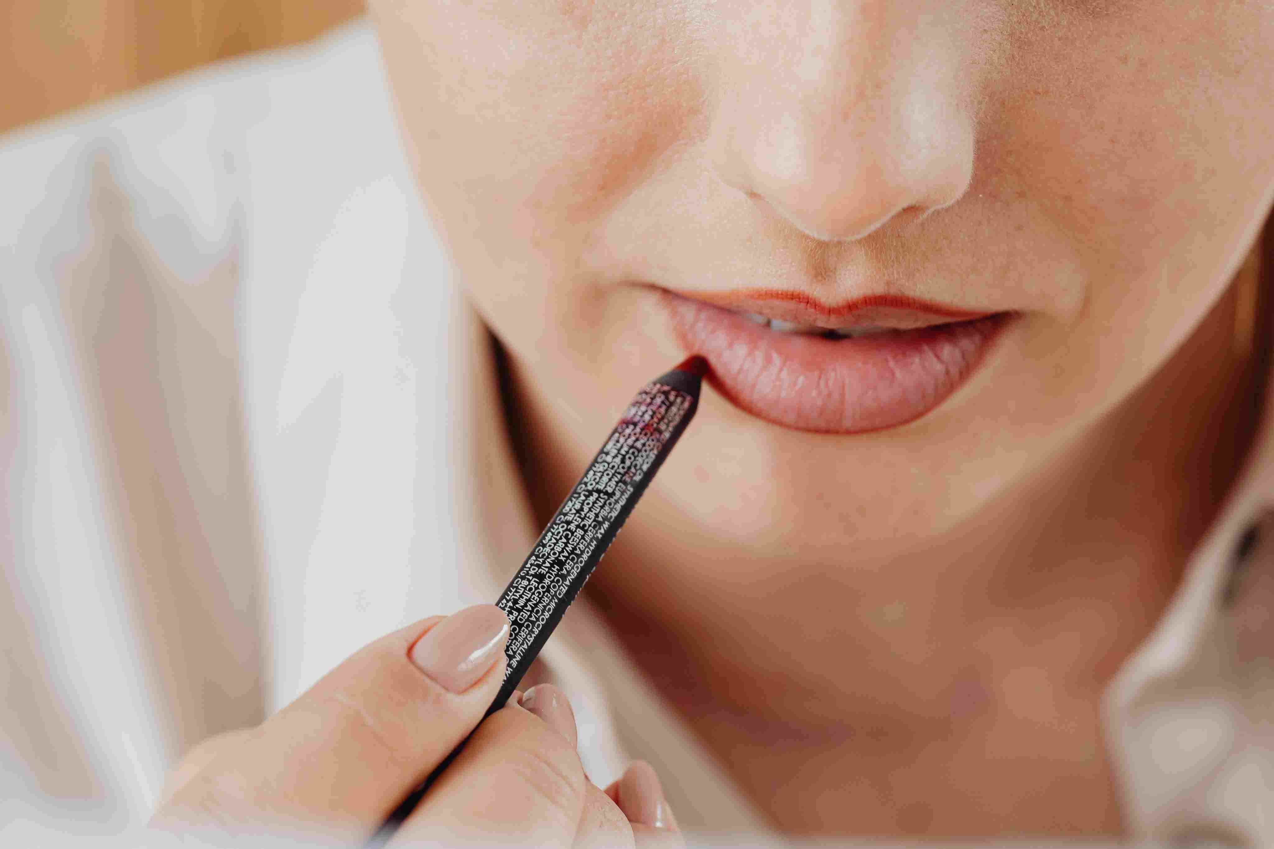 Lip liner. Tips lipstik anti luntur saat makan. Tips lipstik tahan lama. Transferproof lipstick.