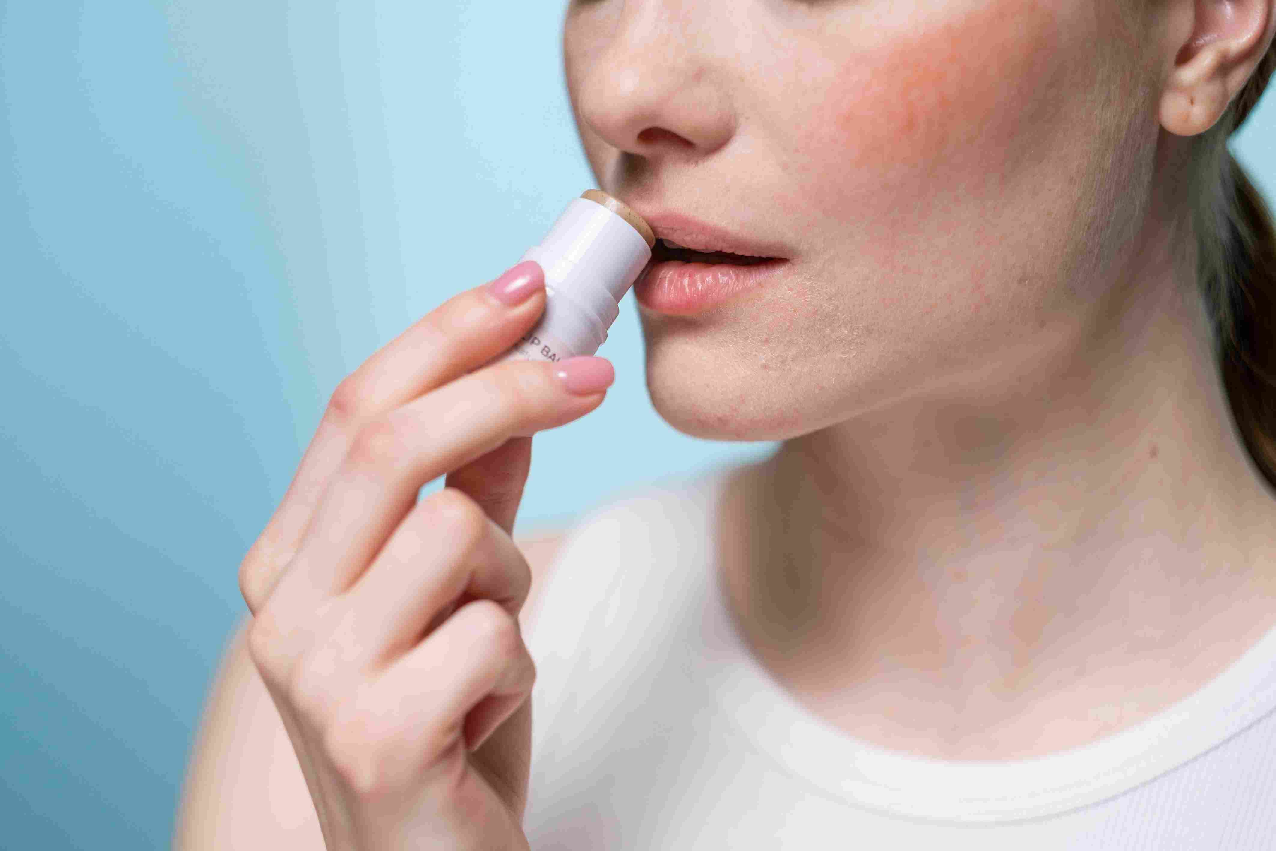 Lip balm. Tips lipstik anti luntur saat makan. Tips lipstik tahan lama. Transferproof lipstick.