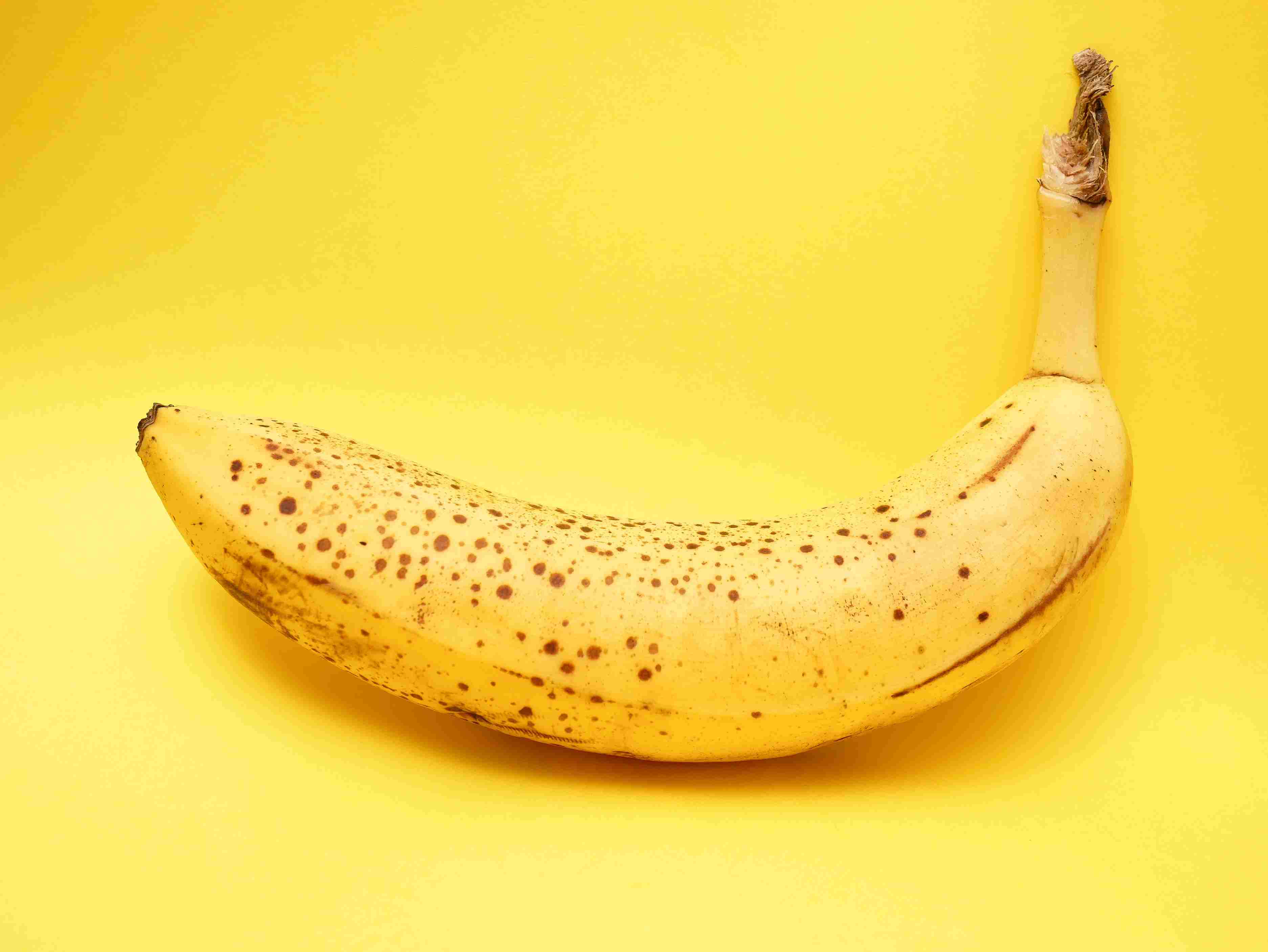 (Makan pisang. Foto: Dok. Lucian Alexe/Unsplash)