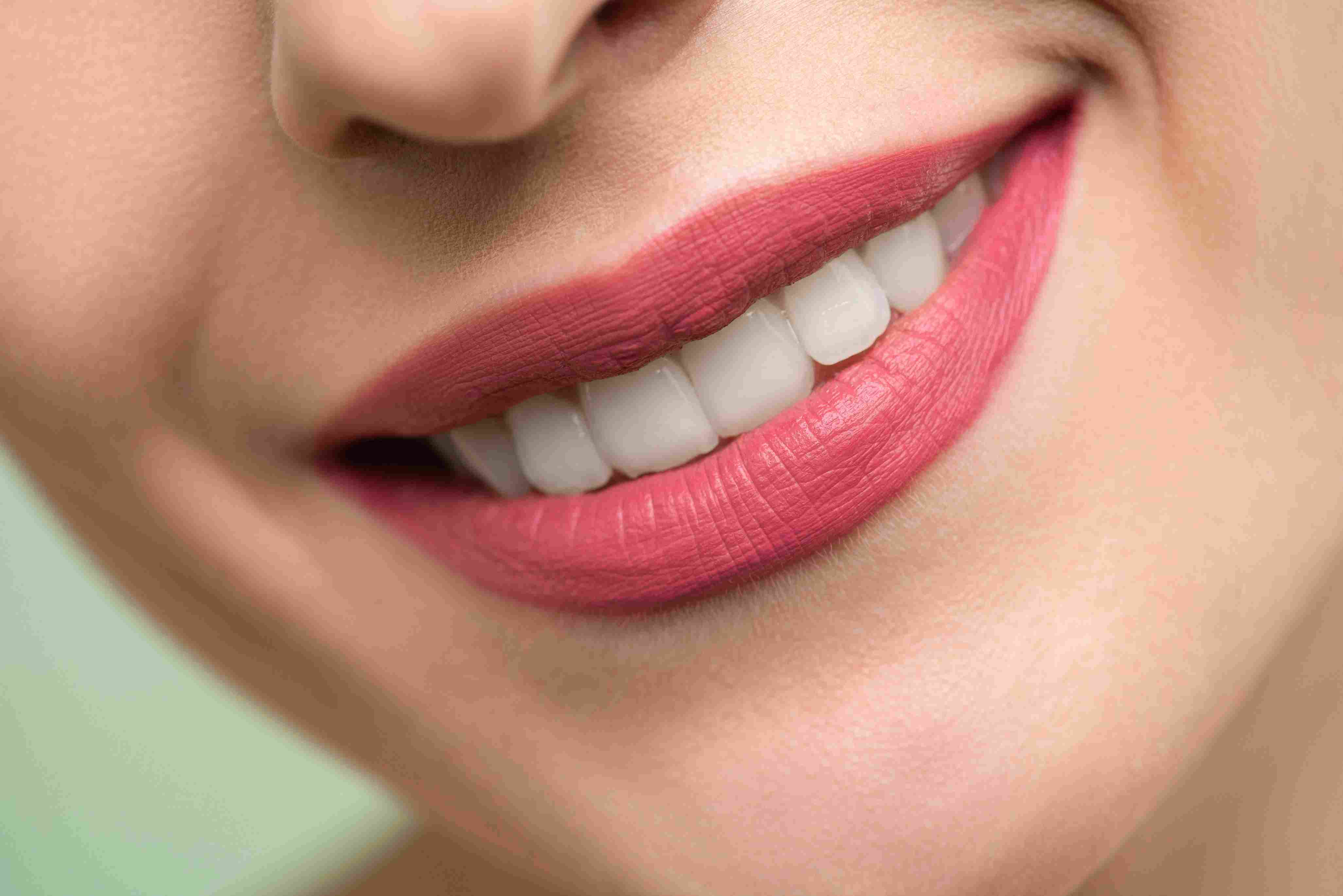 Matte lipstick. Tips lipstik anti luntur saat makan. Tips lipstik tahan lama. Transferproof lipstick.