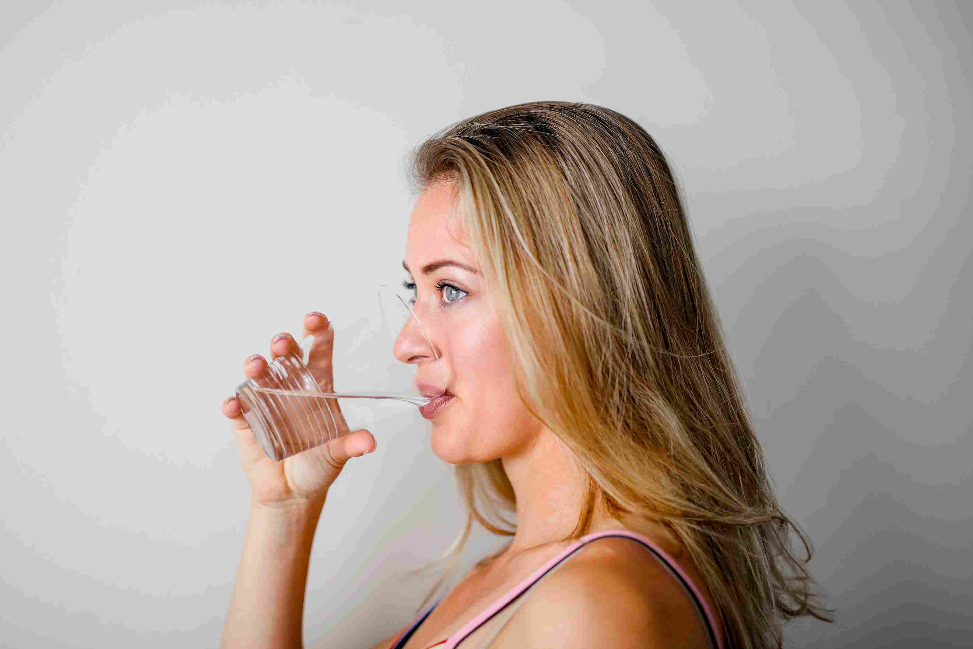 Minum air. Manfaat minum air putih. Cara menjaga kulit terhidrasi. Solusi kulit kering.